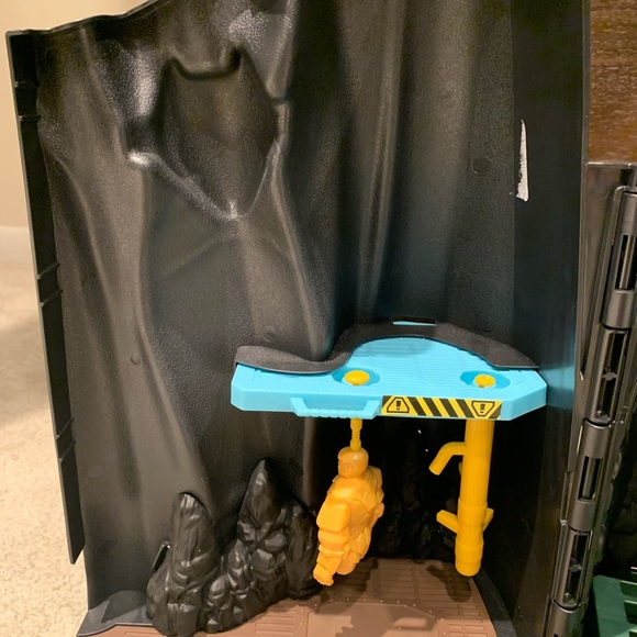 BATCAVE Giant Transforming Playset 33” Tall DC Comics Batman Bat-Tech Spinmaster - Picture 8 of 16